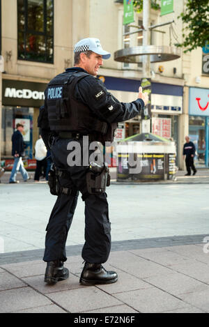 Cardiff, Wales, UK. 08Th Nov, 2014. Agent de police armées de l'OTAN dans le centre-ville de Cardiff, Pays de Galles, Royaume-Uni. L'homme de police armé d'un poing. Crédit : Robert Convery/Alamy Live News Banque D'Images