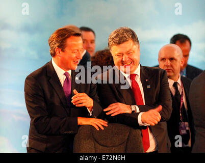 Newport, Pays de Galles, Royaume-Uni. 16Th Jun 2014. Le Président ukrainien Porochenko (R) avant des entretiens avec le Premier ministre britannique, David Cameron, avant une réunion tenue par la Commission OTAN-Ukraine (COU) au niveau des chefs d'État et de gouvernement lors du sommet de l'OTAN 2014 à Newport, Pays de Galles, en Grande-Bretagne, le 4 septembre 2014. L'OTAN sera encore plus étroite de travail avec l'Ukraine afin d'aider ces dernières à réformer son secteur de la défense et de bâtir une puissante armée moderne, le Secrétaire général de l'OTAN Anders Fogh Rasmussen a déclaré jeudi. Credit : Han Yan/Xinhua/Alamy Live News Banque D'Images