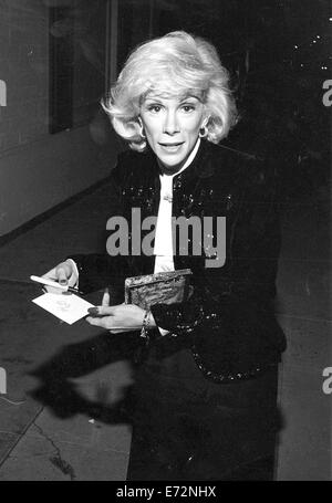 4 septembre 2014 - Joan Rivers, la reine de la comédie, est décédé à New York. Elle a été 81. Des cours d'eau a été l'objet d'une intervention chirurgicale sur ses cordes vocales dans une clinique à New York le 28 août lorsqu'elle arrêta de respirer et a dû être transporté à l'Hôpital Mount Sinai. Les rivières entré show-biz comme un humoriste. Elle a d'abord gagné la renommée avec ses apparitions sur ''Le Tonight Show'' avec Johnny Carson. Les rivières récemment transformée en une critique de la mode comédien le tapis rouge avec la populaire E ! Afficher réseau, 'Fashion Police." Photo : Date inconnue - Joan Rivers. (Crédit Image : © Photos Globe/ZUMAPRESS.c Banque D'Images