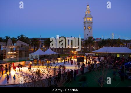 Patineurs sur glace à la Justin Herman Plaza patinoire près du Ferry Building à San Francisco, Californie Banque D'Images