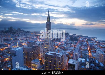 Une scène magnifique coucher de soleil sur le quartier financier de San Francisco et la baie au loin. Banque D'Images