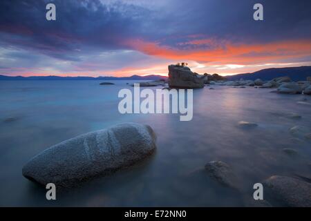 Beau coucher du soleil à Bonsai Rock, près de Parc d'État Sand Harbor sur le lac Tahoe dans le Nevada Banque D'Images