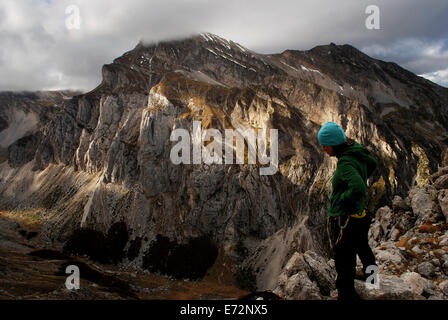 Jeune femme climber standing on the ridge . Banque D'Images