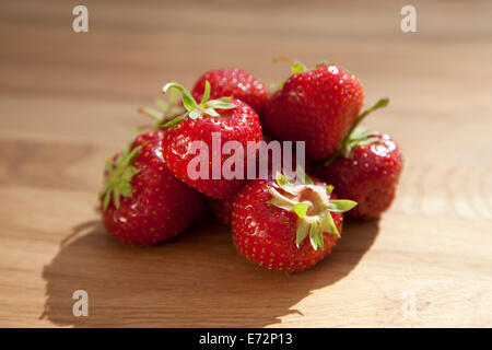 Fraises rouge frais mûrs sur table en bois haut texturé Banque D'Images