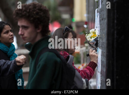 Buenos Aires, Argentine. 16Th Jun 2014. Fans rendent hommage à l'Argentine's rock star Gustavo Cerati l'extérieur de la clinique où ALCLA Cerati a été hospitalisé, à Buenos Aires, capitale de l'Argentine, le 4 septembre 2014. Cerati est décédé jeudi, quatre ans après un AVC l'a mis dans le coma à la suite d'une performance de 2010 au Venezuela, a informé sa famille dans une déclaration. Le 55-ans a été l'ancien chanteur du groupe de rock argentin Soda Stereo, qui était l'un des groupes les plus influents en Amérique latine. Credit : TELAM/Xinhua/Alamy Live News Banque D'Images