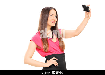 Belle femme en tenant un téléphone cellulaire avec selfies Banque D'Images