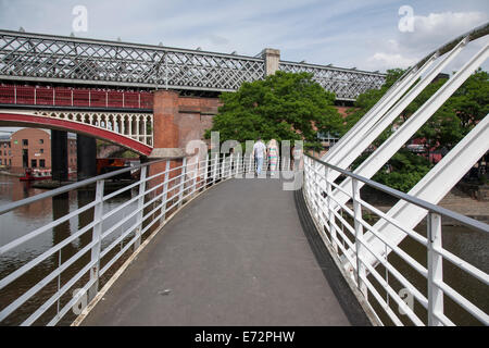 Pont des Marchands au bassin du Canal de Bridgewater sur Castlefield, Manchester, Angleterre, Royaume-Uni Banque D'Images