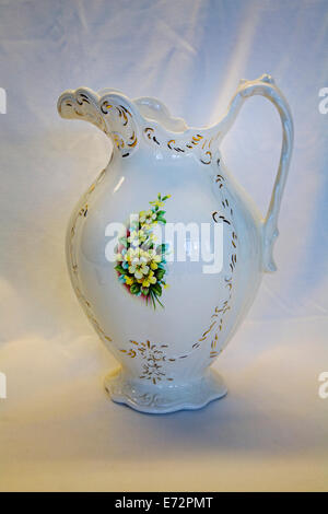 Une belle cruche en porcelaine du début du xxe siècle Banque D'Images