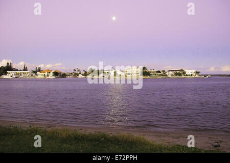 Crépuscule sur le Broadwater sur la Côte d'or de l'Australie Banque D'Images