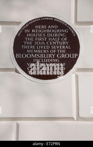 Une plaque en céramique à 50 Gordon Square, à Camden, qui était à la maison à plusieurs membres du Bloomsbury group, y compris Virginia Woolf. Londres, Angleterre. Banque D'Images