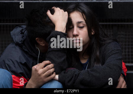 Buenos Aires, Argentine. 16Th Jun 2014. Fans de rock star de l'Argentine Gustavo Cerati recueillir l'extérieur de la clinique où ALCLA Cerati a été hospitalisé, à Buenos Aires, capitale de l'Argentine, le 4 septembre 2014. Cerati est décédé jeudi, quatre ans après un AVC l'a mis dans le coma à la suite d'une performance de 2010 au Venezuela, a informé sa famille dans une déclaration. Le 55-ans a été l'ancien chanteur du groupe de rock argentin Soda Stereo, qui était l'un des groupes les plus influents en Amérique latine. Credit : TELAM/Xinhua/Alamy Live News Banque D'Images