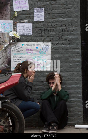 Buenos Aires, Argentine. 16Th Jun 2014. Fans rendent hommage à l'Argentine's rock star Gustavo Cerati l'extérieur de la clinique où ALCLA Cerati a été hospitalisé, à Buenos Aires, capitale de l'Argentine, le 4 septembre 2014. Cerati est décédé jeudi, quatre ans après un AVC l'a mis dans le coma à la suite d'une performance de 2010 au Venezuela, a informé sa famille dans une déclaration. Le 55-ans a été l'ancien chanteur du groupe de rock argentin Soda Stereo, qui était l'un des groupes les plus influents en Amérique latine. Credit : TELAM/Xinhua/Alamy Live News Banque D'Images