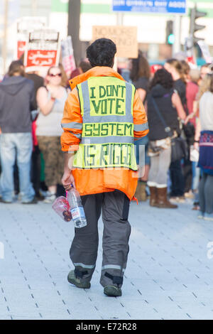 CARDIFF, Royaume-Uni. 4e septembre 2014. Une manifestation contre le sommet de l'OTAN se déroule le long de Queen Street dans le centre-ville, marchant vers le château où les dirigeants du monde ont assisté à un dîner. Credit : Polly Thomas/Alamy Live News Banque D'Images