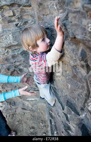 Un jeune garçon rock monte à Frenchmans Coulee à Washington. Banque D'Images