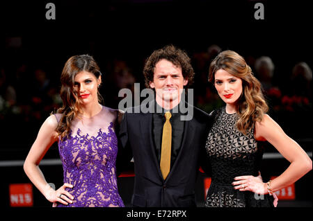 Venise, Italie. 16Th Jun 2014. (De G à D) L'actrice Alexandra Daddario, Anton Yelchin, acteur et actrice Ashley Greene poser sur le tapis rouge pour "enterrer l'ex' qui est sélectionné pour le dépistage au cours du 71e Festival du Film de Venise, à Lido de Venise, Italie, le 4 septembre 2014. Credit : Xu Nizhi/Xinhua/Alamy Live News Banque D'Images