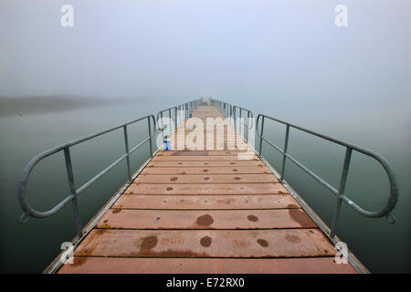 Le pont des piétons flottante d'Agios Achilleios islet, Mikri Prespa Lake, Florina, Macédoine, Grèce Banque D'Images