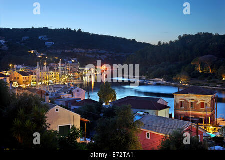 Gaios, le 'capital' de Paxos (ou 'l'île de Paxi'), l'îlot d'Aghios Nikolaos et le magnifique canal entre eux.la Grèce. Banque D'Images