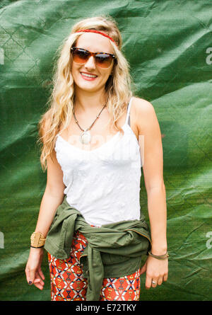 Portrait of young woman smiling Banque D'Images