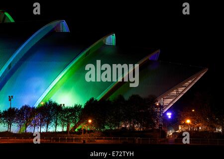 Le Clyde Auditorium alias 'Armadillo' illuminée la nuit. Banque D'Images