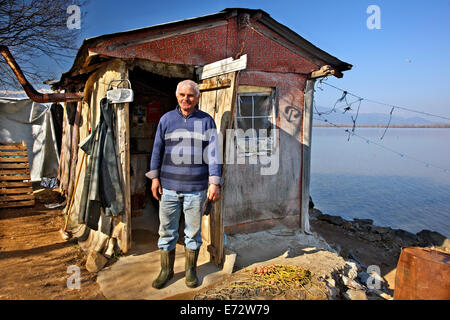 Pêcheur en face de sa cabine à Kerkini lake, Serres, Macédoine, Grèce Banque D'Images