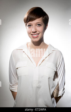 Portrait of young woman smiling Banque D'Images