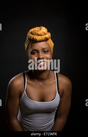 Portrait de jeune femme au foulard Banque D'Images