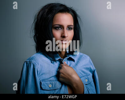 Portrait de belle jeune femme Banque D'Images