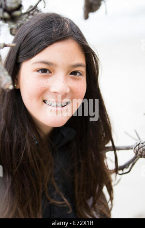 Portrait of smiling girl (10-12) Banque D'Images