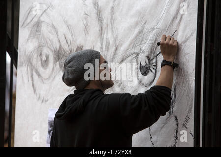 Buenos Aires, Argentine. 08Th Nov, 2014. Un illustrateur participe à la création de la 'World's Largest Comic' dans le cadre de la Journée nationale de la bande dessinée, dans les deux Congrès carré, dans la ville de Buenos Aires, capitale de l'Argentine, le 4 septembre 2014. L'initiative créée par le ministère de la culture argentine, de se souvenir de la première bande dessinée de l'Argentine, et comme un hommage à l'apparition du premier numéro de la revue "Hora Cero semanal", créé par Hector German Oesterheld, auteur de la bande dessinée "l'Ethernaut". Source : Xinhua/Alamy Live News Banque D'Images