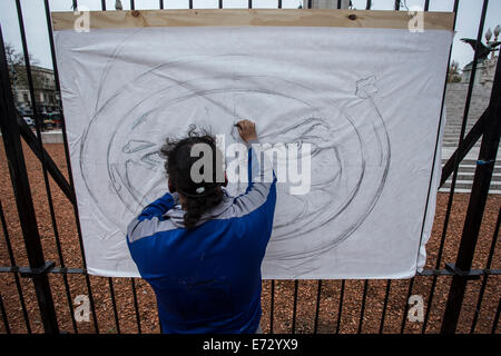 Buenos Aires, Argentine. 08Th Nov, 2014. Un illustrateur participe à la création de la 'World's Largest Comic' dans le cadre de la Journée nationale de la bande dessinée, dans les deux Congrès carré, dans la ville de Buenos Aires, capitale de l'Argentine, le 4 septembre 2014. L'initiative créée par le ministère de la culture argentine, de se souvenir de la première bande dessinée de l'Argentine, et comme un hommage à l'apparition du premier numéro de la revue "Hora Cero semanal", créé par Hector German Oesterheld, auteur de la bande dessinée "l'Ethernaut". Source : Xinhua/Alamy Live News Banque D'Images