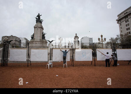 Buenos Aires, Argentine. 08Th Nov, 2014. Illustrateurs de participer à la création de la 'World's Largest Comic' dans le cadre de la Journée nationale de la bande dessinée, dans les deux Congrès carré, dans la ville de Buenos Aires, capitale de l'Argentine, le 4 septembre 2014. L'initiative créée par le ministère de la culture argentine, de se souvenir de la première bande dessinée de l'Argentine, et comme un hommage à l'apparition du premier numéro de la revue "Hora Cero semanal", créé par Hector German Oesterheld, auteur de la bande dessinée "l'Ethernaut". Source : Xinhua/Alamy Live News Banque D'Images