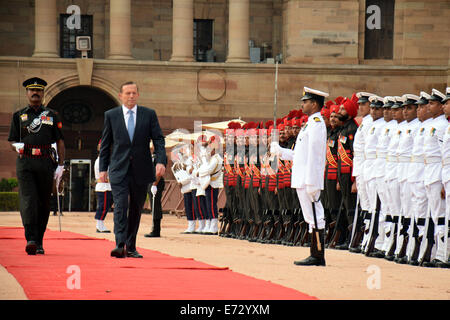 New Delhi, Inde. 12Th Mar, 2014. Le Premier Ministre Australien Tony Abbott (C) inspecte la garde d'honneur au cours d'une cérémonie de bienvenue au Palais présidentiel de New Delhi, capitale de l'Inde, le 5 septembre 2014. Credit : Partha Sarkar/Xinhua/Alamy Live News Banque D'Images