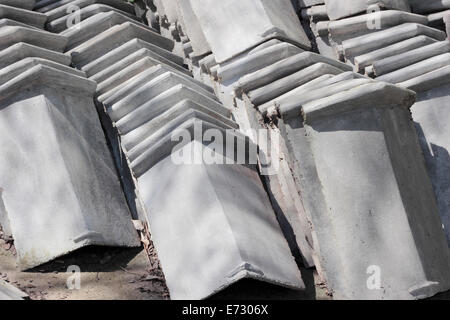 Pile de tuiles de toiture en béton à partir de la moisissure de larme juste Banque D'Images