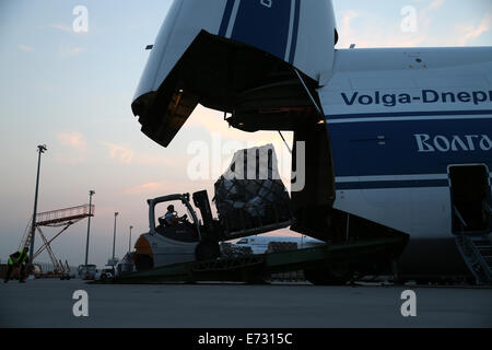 Un avion de type Antonov 124,, est chargé avec les biens militaires à l'aéroport de Leipzig/Halle, Allemagne, 04 septembre 2014. Les forces armées allemandes ont terminé les préparatifs de la première livraison de matériel militaire pour le nord de l'Iraq. Photo : Jan Woitas/dpa Banque D'Images