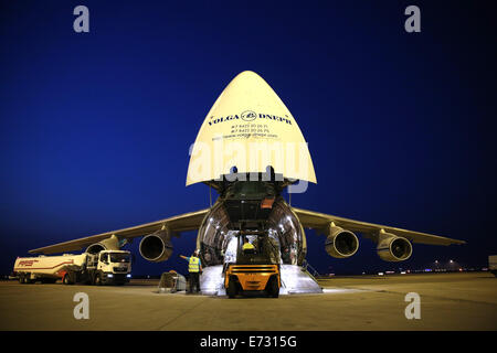 Un avion de type Antonov 124,, est chargé avec les biens militaires à l'aéroport de Leipzig/Halle, Allemagne, 04 septembre 2014. Les forces armées allemandes ont terminé les préparatifs de la première livraison de matériel militaire pour le nord de l'Iraq. Photo : Jan Woitas/dpa Banque D'Images