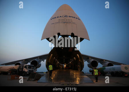 Un avion de type Antonov 124,, est chargé avec les biens militaires à l'aéroport de Leipzig/Halle, Allemagne, 04 septembre 2014. Les forces armées allemandes ont terminé les préparatifs de la première livraison de matériel militaire pour le nord de l'Iraq. Photo : Jan Woitas/dpa Banque D'Images