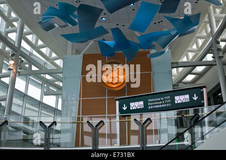 Belle illustration de la sculpture autochtone une passerelle du voyageur à l'aéroport de Vancouver, YVR. Banque D'Images