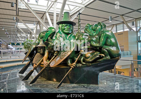 Belle "l'esprit de Haida Gwaii : Le canot de Jade' par les sculpteur Bill Reid, à l'Aéroport International de Vancouver. L'art des Premières Nations à YVR. Banque D'Images