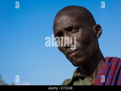 Topossa homme tribu à Scarifications sur son visage, Kangate, vallée de l'Omo, Ethiopie Banque D'Images