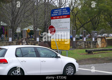 Location attend le ferry pour traverser la rivière Hawkesbury à Wisemans Ferry, New South Wales, Australie Banque D'Images