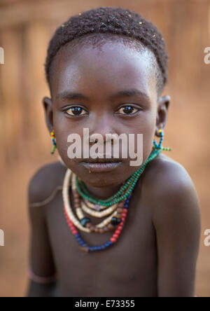 Litte Hamer Girl tribu en tenue traditionnelle, Turmi, vallée de l'Omo, Ethiopie Banque D'Images