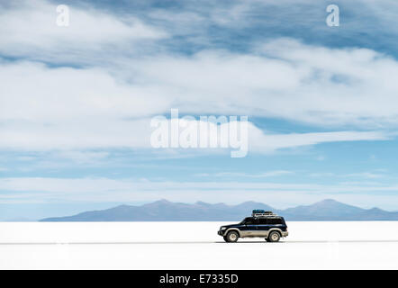 Location de voiture ou d'Uyuni Salar de Uyuni Tunupa Salar de (ou) dans Potosi Bolivie, Amérique du Sud Banque D'Images