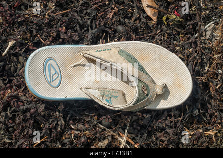 Old weathered flipflop rejetés sur le rivage après les tempêtes au Royaume-Uni Banque D'Images