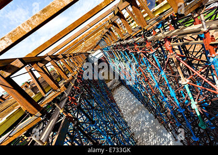 Rusty échafaudages de construction une route surélevée Banque D'Images