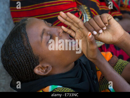 Fatouma Mahammed Tribu de loin, montrant comment les dents sont affûtées, Afambo, Ethiopie Banque D'Images