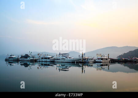 Vue sur la célèbre Sun Moon Lake à Taïwan pour adv ou autres fins utiliser Banque D'Images