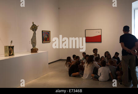 Groupe d'enfants à l'école Exposition Joan Miró au Musée d'Art Contemporain de Dalt Vila à Ibiza Banque D'Images