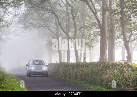 L'Aire Valley, North Yorkshire, UK. 5e septembre 2014. Brume matinale lourd pèse sur l'Aire Valley et le Yorkshire du Nord Ville de marché de Skipton. Crédit : Thomas Holmes/Alamy Live News Banque D'Images