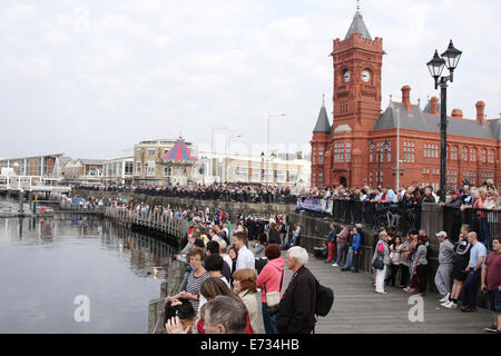 La baie de Cardiff, Pays de Galles, Royaume-Uni. 05 Sep, 2014. Les gens à Cardiff Bay cheer pendant le survol militaire, au cours de la Conférence de l'OTAN. 5 Sept 2014. Crédit : Andrew Bartlett/Alamy Live News Banque D'Images