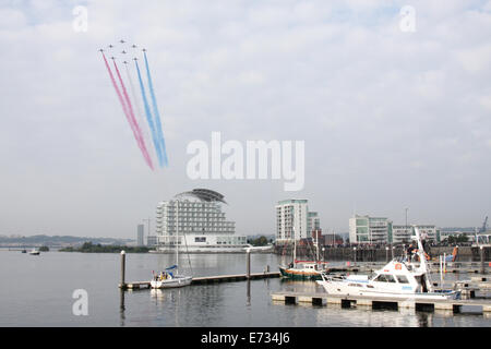 La baie de Cardiff, Pays de Galles, Royaume-Uni. 05 Sep, 2014. Des flèches rouges survoler la baie de Cardiff ce matin dans le cadre de la Conférence de l'OTAN. 5 Sept 2014. Crédit : Andrew Bartlett/Alamy Live News Banque D'Images